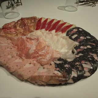 Savor 6 to 7 types of homemade prosciutto. The varieties change depending on the season.