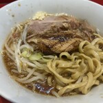 ラーメン二郎 - 野菜をよけるとぶた、炙、美味しい麺がこんにちは