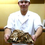 澤田 - 鍋の天然舞茸のプレゼン　バイト君の笑顔添え