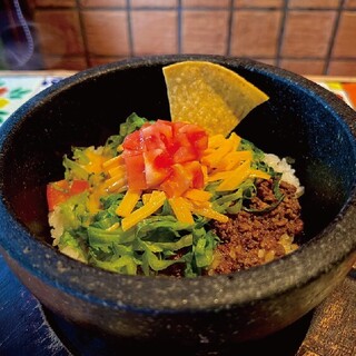新ご当地料理にも選ばれた、熱々「石焼タコライス」