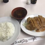 肉のますゐ - 「トンカツ・赤だしセット」（550圓、トンカツは切つて）。