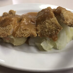 肉のますゐ - 「トンカツ・赤だしセット」（550圓、トンカツは切つて）のトンカツの裏側。茹でキャベツとポテトサラダとが見える。