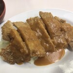 肉のますゐ - 「トンカツ・赤だしセット」（550圓、トンカツは切つて）のトンカツアップ。