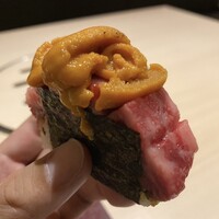 西麻布けんしろう - サーロインの棒寿司 (雲丹乗せVer)