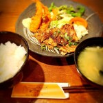 La むめい狼 - 生姜焼きとエビフライの定食