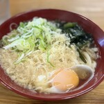 おくのうどん店 - ◯玉かうどん¥410＋わかめトッピング

茹でたてうどんに熱々のお出汁がかけられ…
大盛りの天かすにおネギもたっぷり！

これがワンコイン以下だなんて…
信じられないボリュームです！
