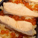 おしか商店 - いくらにも火が通っているのが特徴。鮭の出汁で炊いたご飯が美味！