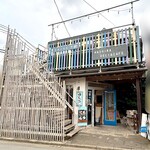 はしら - カラフルな木材で覆われた特徴的な外観
      この段階ではレトロな店内を想像できませんでした…