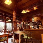 はしら - 元お蕎麦屋さんの名残りを感じる店内
                                中央には店名の由来となった大きな屋久杉の柱が
                                天井を突き抜けてどーんとそびえています