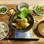 はしら - ・JAPANESE SET MEAL ¥1.580
                                本日のおかず（白身魚の甘酢あんかけ）をひとくち…
                                酸味控えめの優しい味わいが◎
                                他のおかずも体にやさしい味付けでどれも夫好みだったそう