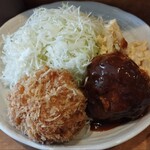 とん金 - 写真では分かりにくいがコロッケとハンバーグは成人男子のげんこつ大はあろうかと思われる。千切りキャベツも超大量に入っていておかわりしようと思ってたけどとても無理だった。