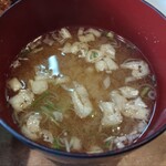 とん金 - 油揚げとネギだけのシンプルなお味噌汁、器がデカいので汁もたっぷり入っている。味噌汁もおかわり可