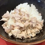 横浜ラーメン おか本 - ライスには刻みチャーシューを入れ放題なのは嬉しい限り！たっぷり投入しました
