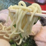 横浜ラーメン おか本 - 麺のリフトアップ