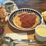 喫茶 あじさい - ミートソース　サラダ　スープ　リラックマ　キイロイトリ
