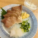 立呑み晩杯屋 - 料理写真:ぶりたたき。叩かれてないw漬けみたいな味でした330円