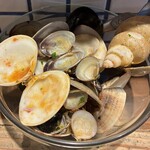 トラットリア・築地パラディーゾ - たくさんの貝の殻