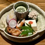 鮨処 乾杯 - 旬の先付け盛り合わせ　糸もずく　きゅうりツナマヨ
      嶺岡豆腐　きぬかつぎ　車海老キャビアのせ　タコの柔らか煮