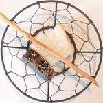 VIA Brianza - ピッコロメニュー 1700円 の自家製フォカッチャ、黒胡麻パン、グリッシーニ