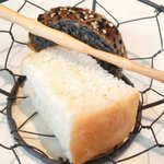 VIA Brianza - ピッコロメニュー 1700円 の自家製フォカッチャ、黒胡麻パン、グリッシーニ