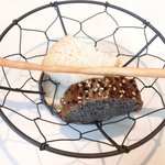 VIA Brianza - ピッコロメニュー 1700円 の自家製フォカッチャ、黒胡麻パン、グリッシーニ