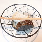 VIA Brianza - ピッコロメニュー 1700円 の自家製フォカッチャ、黒胡麻パン、グリッシーニ