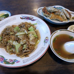 餃子菜館 忠華 - ソース焼きそばと餃子の鉄板コンビ