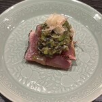 虎猫 toraneko - 鰹　皮蛋と万願寺唐辛子と黒酢のソースで