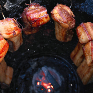 特製ダレに一晩漬け込み、炭火釜で焼き上げた絶品「焼き豚」