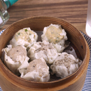 焼き豚の旨みを練り込んだボリューミーな焼売。季節限定の味も◎