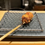 焼き鳥 茂 東桜 - ちょうちん
      
      見事なまでの半熟
      トリュフオイルのアクセント
      
      他の一部コースにも香りのアクセントをつけるために、調味液？香味油？を一部塗るのがここの特徴か？