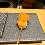 焼き鳥 茂 東桜 - 腿
      
      シンプルイズベスト
      
      熟成により、はね返すような硬さはなくなり、弾力と歯切れの良さが際立つ
      
      噛み切った筋繊維からピュアな鶏の肉汁が溢れる