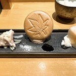 焼き鳥 茂 東桜 - 前菜三種
      
      左から鶏ハム、レバーパテ、桃とクリームチーズ
      
      鶏ハムのしっとり感がレベチ
      
      レバーパテはクリーム成分が高くなめらかながらもレバーの味が濃く、かつ臭みがない