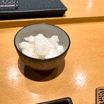 焼き鳥 茂 東桜 - 口直しの粗い大根おろし　テーブルの醤油をお好みで