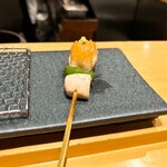 焼き鳥 茂 東桜 - ふりそで
      
      腿より弾力はおとなしいが、旨味と脂の内包量は高い