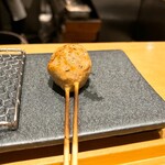 焼き鳥 茂 東桜 - つくね
      
      丁寧に擦られ、なめらかな口触りだが、名古屋コーチンの強烈な旨味と肉汁はそのままに。
      
      熱々なのでお気をつけて。