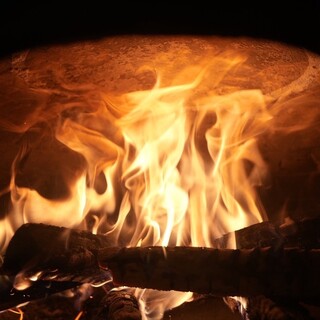 【540℃の薪窯が生む、ピザ割烹の主役】