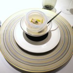 エクアトゥール - 銀杏のピューレ、蛤のジュ、ニンニク