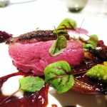 エクアトゥール - ビュルゴー家ルアン鴨、紫芋のピューレ、プルーン添え