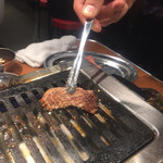 大阪焼肉・ホルモン ふたご  渋谷南口店 - 裏メニュー：焼き上がりはこんな感じ。店員さんがつきっきりで焼いてくれます。