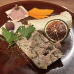 洋風小料理屋 モリノナカ - 仔豚のゼリー寄せ・甘くない大人のバスクチーズ・ゆで落花生のパテ・コリンキー
