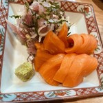 TSUBUAN - サーモン刺身とアジタタキかな？