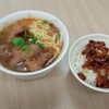 后庄排骨酥麺 - 料理写真:排骨酥麺と魯肉飯小。