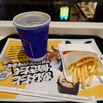 マクドナルド - ドリンク写真:プレミアムローストアイスコーヒー(M)、マックフライポテト(S)