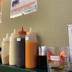 ニュージーポーク - 味変部隊が陳列。ほぼ要らない旨さ。