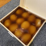 赤坂青野 本店 - 艶々のみたらし餡。上品な甘さの餡だから、たぷたぷに入っていてもくどくない。餡だけでも食べられる〜