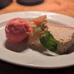 カルネジーオ イースト - 