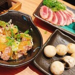やきとり たづや 喜連瓜破店 - 鶏皮ポン酢、鴨のタタキ、うずらのたまご