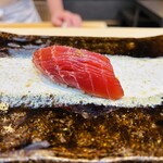 THE SUSHI TOKYO 旬 - ◆漬けマグロ(マグロは真っ黒だから、九州からやってきた、ゆずがポイント)