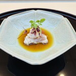 THE SUSHI TOKYO 旬 - ◆甘鯛のしゃぶしゃぶ
      (アマランサスとシトラスフラッシュ
      と言う葉っぱ、千葉)